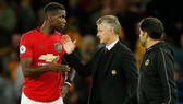 HLV Ole Gunnar Solskjaer cố sức bảo vệ Paul Pogba trước cơn bão chỉ trích. Ảnh: Getty Images