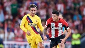 Antoine Griezmann (trái) là niềm hy vọng duy nhất trên hàng công của Barca. Ảnh: Getty Images