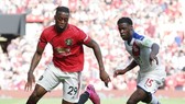 Aaron Wan-Bissaka (trái) chấn thương đe dọa làm giảm hơn sự an toàn và cả uy lực tấn công bên cánh phải. Ảnh: Getty Images