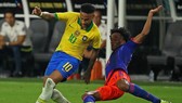 Neymar (trái) vẫn thấy tương lai chưa rõ ràng tại CLB. Ảnh: Getty Images
