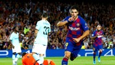 Luis Suarez sắm vai người hùng giúp Barca ngược dòng. Ảnh: Getty Images