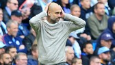 HLV Pep Guardiola choáng váng chứng kiến Man.City sụp đổ trên sân nhà. Ảnh: Getty Images