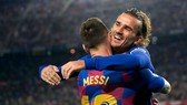 Antoine Griezmann vẫn đang nỗ lực hòa nhập bên cạnh Lionel Messi. Ảnh: Getty Images