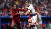 Harry Kane tự tin sẽ vượt qua Virgil van Dijk để giúp Tottenham thắng tại Liverpool. Ảnh: Getty Images
