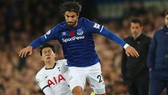 Son Heung-min (trái) được xóa thẻ đỏ sau khi tình huống va chạm được xem lại. Ảnh: Getty Images