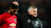 Thầy trò HLV Ole Gunnar Solskjaer cùng nhau chia sẻ thất vọng. Ảnh: Getty Images