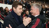 HLV Mauricio Pochettino (trái) có những tiết lộ khiến vị trí của Ole Gunnar Solskjaer lung lay hơn. Ảnh: Getty Images