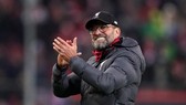 HLV Jurgen Klopp bất ngờ ký vào bản hợp đồng đến năm 2024. Ảnh: Getty Images
