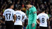Sergio Ramos thất vọng khi Real chỉ rời sân Valencia với 1 điểm. Ảnh: Getty Images