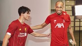 Fabinho (phải) chào đón tân binh Takumi Minamino... Ảnh: Getty Images