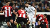 Karim Benzema đang phải gánh vác cả hàng công của Real Madrid. Ảnh: Getty Images