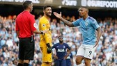 Hugo Lloris tỏ ra bất ngờ giữa lúc Gabriel Jesus phàn nàn với trọng tài. Ảnh: Getty Images