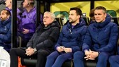 Dáng vẻ thất vọng của Jose Mourinho trên băng ghế chi đạo. Ảnh: Getty Images