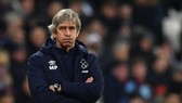 HLV Manuel Pellegrini phải trả giá vì sự bết bát của West Ham. Ảnh: Getty Images