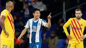 Wu Lei mừng bàn thắng trong sự ngỡ ngàng của cầu thủ Barca. Ảnh: Getty Images