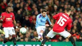 Hiểu rõ sự nguy hiểm từ các cú ra chân của Bernardo Silva, nhưng Man.United vẫn để anh thoái mái dứt điểm mở tỷ số. Ảnh: Getty Images