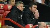 Hình ảnh bất lực từ ban huấn luyện của Ole Gunnar Solskjaer. Ảnh: Getty Images