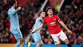 Dưới sân là sự chán chường của trung vệ đội trưởng Harry Maguire. Ảnh: Getty Images