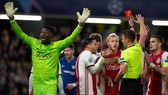Những chiếc thẻ đỏ khiến Ajax tức tưởi dừng bước ở vòng bảng. Ảnh: Getty Images
