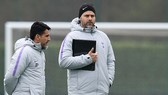 HLV Mauricio Pochettino và trợ lý Jesus Perez đang cân nhắc điểm đến mới. Ảnh: Getty Images