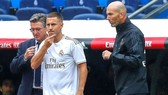 HLV Zinedine Zidane vui mừng chào đón Eden Hazard trở lại. Ảnh: Getty Images