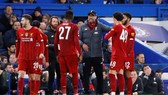 HLV Jurgen Klopp trong một nỗ lực sốc dậy tinh thần học trò. Ảnh: Getty Images