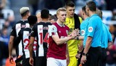 Nghi thức bắt tay trước trận bị tạm thời được Premier League đình chỉ. Ảnh: Getty Images