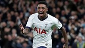 Steven Bergwijn phải nghỉ hết mùa càng khiến Tottenham khó khăn. Ảnh: Getty Images