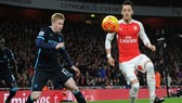 Các ngôi sao Mesut Oezil hay Kevin De Bruyne sẽ chịu thiệt 750.000 bảng trong 3 tháng. Ảnh: Getty Images