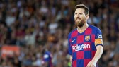 Trong khi Lionel Messi sẵn sàng cắt giảm 70% trong mức ương khổng lồ của mình, các ngôi sao ở Anh thì không. Ảnh: Getty Images