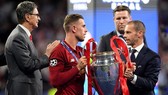 Chủ tịch UEFA, Aleksander Ceferin trao danh hiệu Champions League cho Liverpool. Ảnh: Getty Images