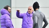HLV Jose Mourinho rõ ràng đã “cuồng chân” vì cách ly. Ảnh: Getty Images