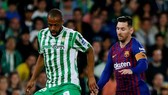 Emerson trong lần đối đầu Lionel Messi. Ảnh: Getty Images
