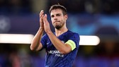 Đội trưởng Cesar Azpilicueta thuyết phục đồng đội giảm lương. Ảnh: Getty Images