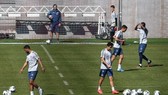 Cầu thủ Bayern Munich đang tập luyện chờ ngày trở lại.