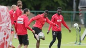 Cầu thủ FC Cologne trở lại tập luyện giữa Covid-19.