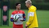 Cựu HLV Arsene Wenger kỳ vọng cựu đội trưởng Mikel Arteta giúp đội khôi phục phong cách vốn có. Ảnh: Getty Images