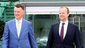 Louis van Gaal không ngừng hướng chỉ trích vào Ed Woodward (phải). Ảnh: Getty Images