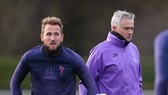 Tiền đạo Harry Kane và HLV Jose Mourinho đều nóng lòng trở lại. Ảnh: Getty Images