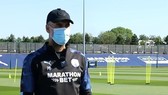 HLV Pep Guardiola và sự vắng lặng trên sân tập thời dịch.