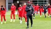 HLV Jurgen Klopp và cầu thủ hào hứng trở lại sân tập.