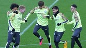 Cầu thủ Man City tích cực tập luyện cho trận đá bù với Arsenal. Ảnh: Getty Images