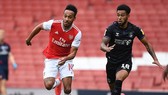 Pierre-Emerick Aubameyang đi bóng trước cầu thủ Charlton. Ảnh: Getty Images