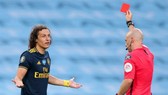 David Luiz nhận thẻ đỏ thứ 2 ở mùa giải. Ảnh: Getty Images