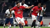 Bruno Fernandes sút phạt đền gỡ hòa 1-1 cho Man.United. Ảnh: Getty Images