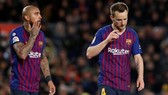 Barca muốn đạt thỏa thuận bán Ivan Rakitic (phải) và Arturo Vidal ngay trong tháng này. Ảnh: Getty Images