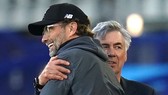 Carlo Ancelotti chúc mừng Jurgen Klopp ở trận hòa 0-0 trong derby Meseyside vào Chủ nhật. Ảnh: Getty Images