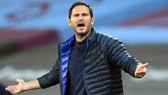 HLV Frank Lampard lại phải than thở về sự thiếu ổn định và sai sót của Chelsea. Ảnh: Getty Images
