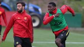 Bruno Fernandes và Paul Pogba chấn thương trong một va chạm ở một buổi tập.