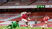 Alexandre Lacazette trừng phạt sai lầm hàng phòng ngự Liverpool. Ảnh: Getty Images